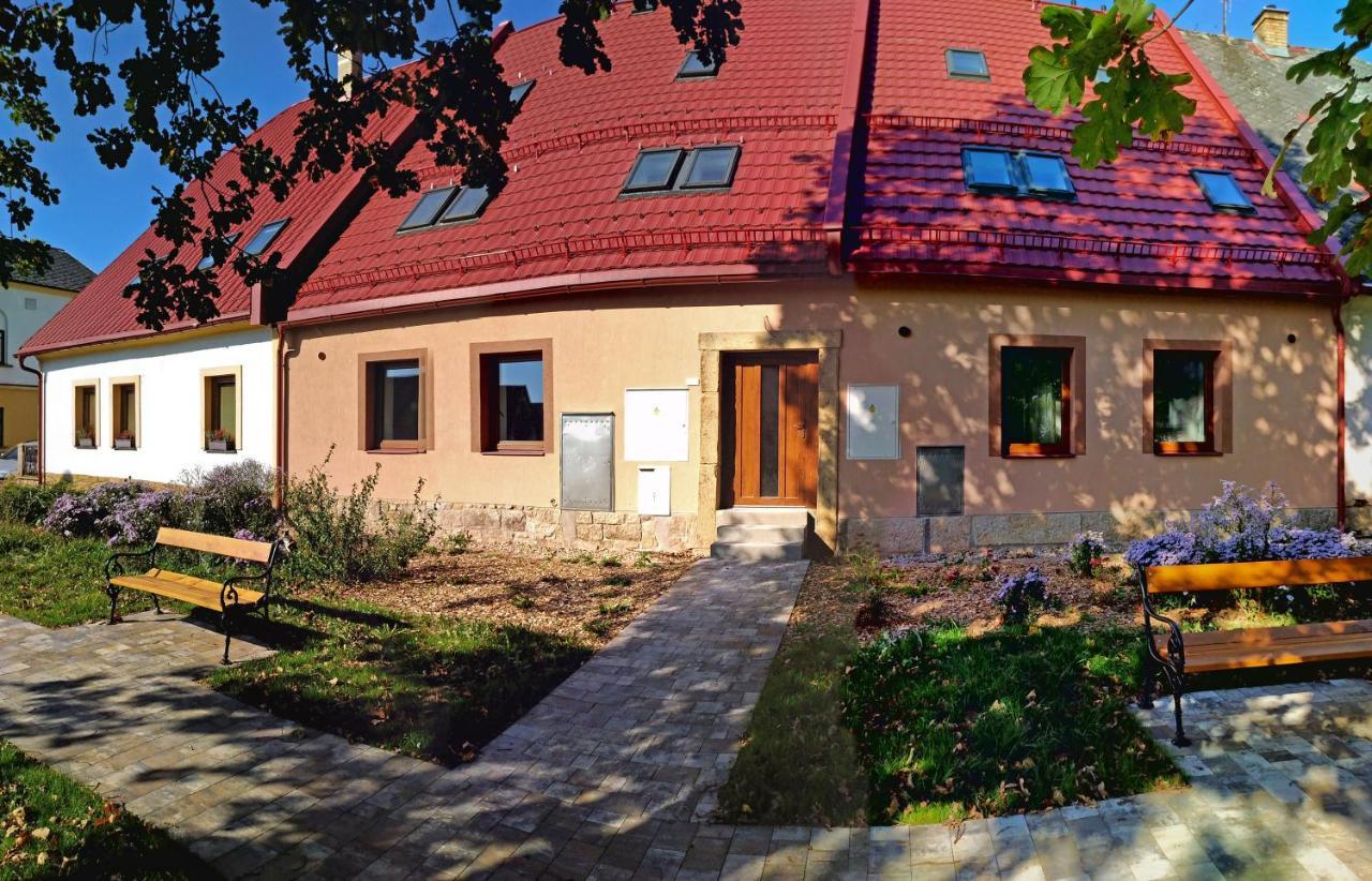 Apartmany Monastery Suites Zirec Двур-Кралове-над-Лабем Экстерьер фото